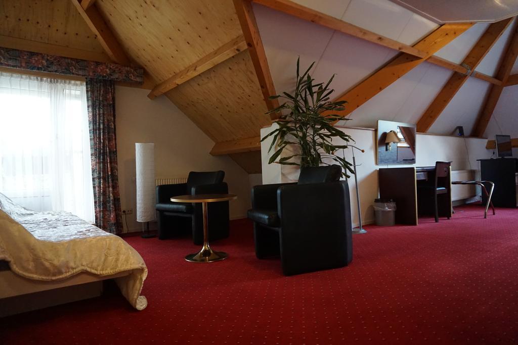 Lucy'S Inn Eesergroen Luaran gambar